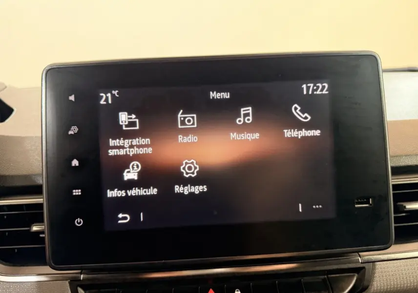 Écran tactile central du Renault Kangoo blanc 2022 affichant le menu multimédia avec smartphone, radio et téléphone.