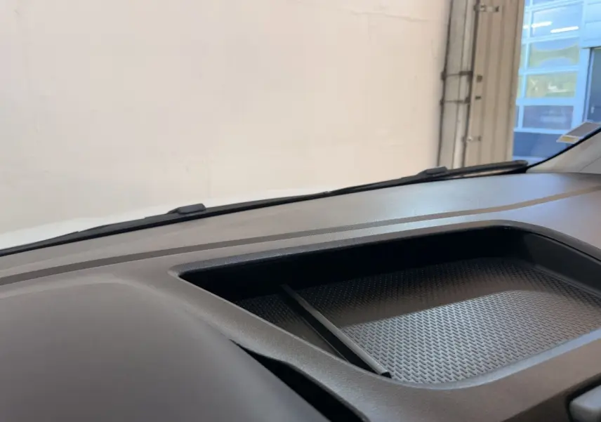 Vue intérieure du tableau de bord noir du Renault Kangoo 2022, sans éléments distinctifs visibles.