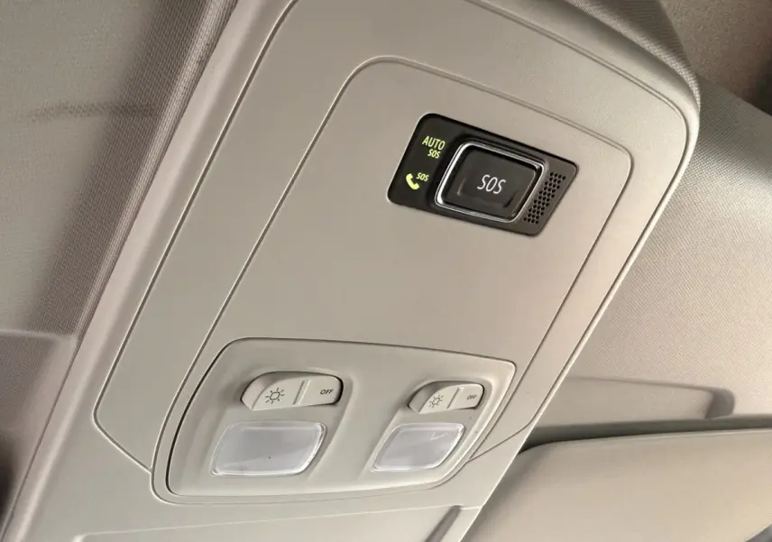 Plafonnier intérieur beige avec boutons d’éclairage et alerte SOS du Renault Kangoo 2022.