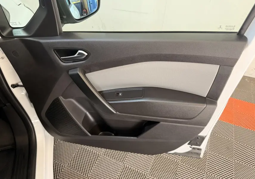 Vue intérieure côté gauche de la porte avant blanche du Renault Kangoo 2022, avec panneau bicolore noir et gris.