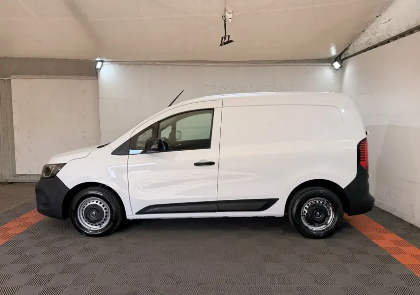 Renault Kangoo blanc vue de profil côté gauche, fourgonnette utilitaire avec protections noires sur les bas de caisse.