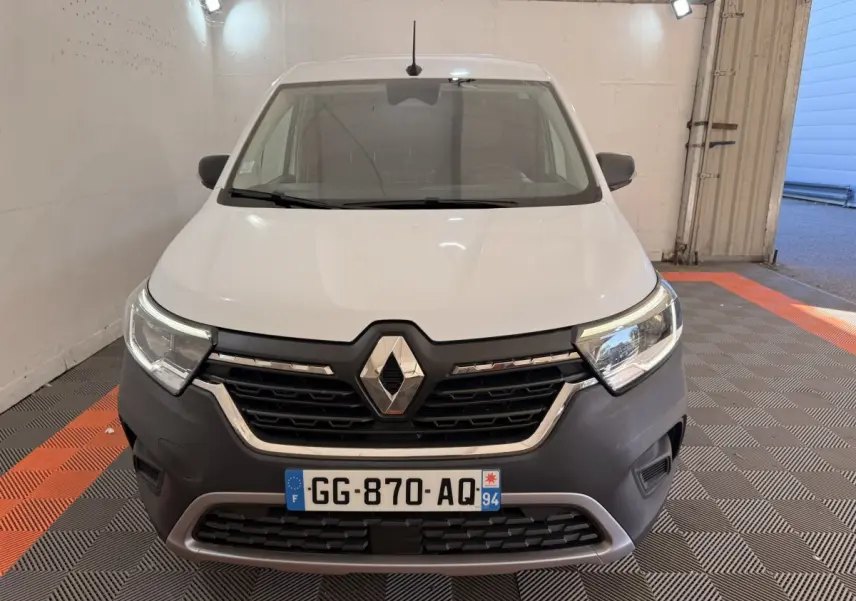 Vue avant d'un Renault Kangoo blanc 2022 avec calandre noire et plaque d'immatriculation française visible.