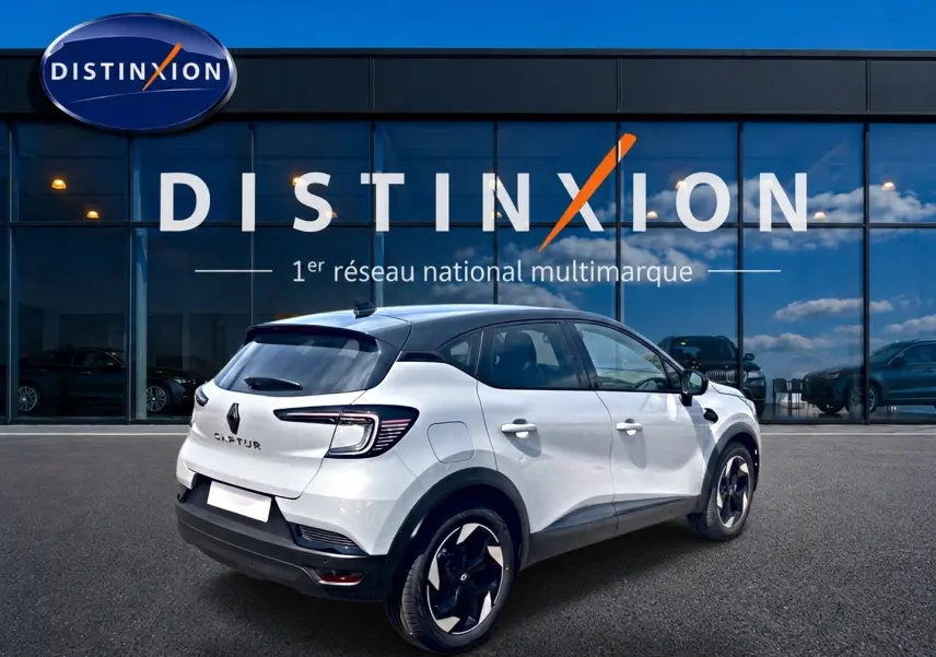 Renault Captur 1.2 TCe 115 Techno blanc Rafale toit noir, vue 3/4 arrière droit devant façade Distinxion.
