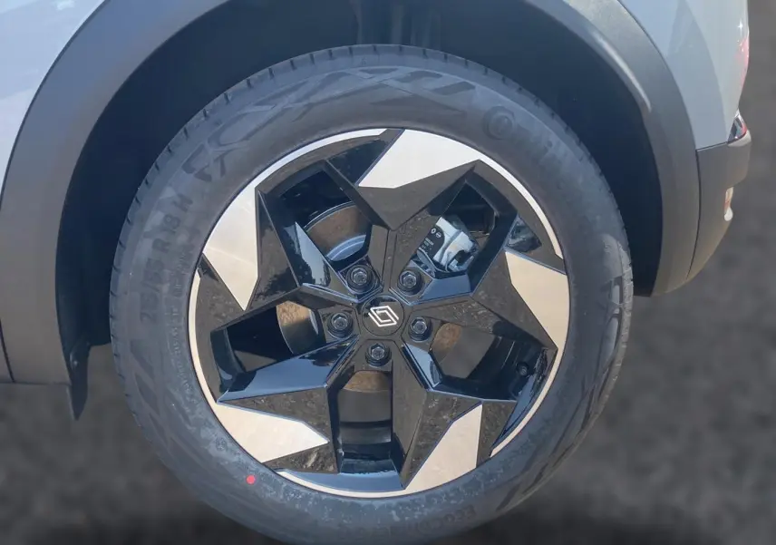 Gros plan sur la roue avant droite du Renault Captur 2026 Rafale avec jante alu noire et argentée au design géométrique.