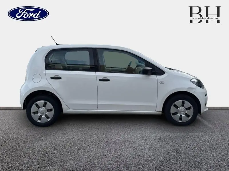 Profil côté gauche d'une Volkswagen Up 1.0 60ch Concept! blanche Candy, compacte et citadine, sur fond neutre.