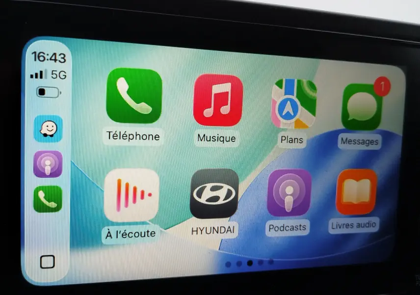 Écran tactile intérieur de la Hyundai Bayon 2022 montrant l'interface Apple CarPlay avec icônes colorées.