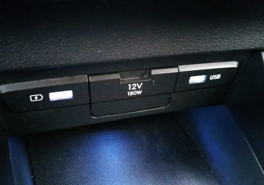 Vue rapprochée de la prise 12V et des ports USB et recharge dans l’habitacle d’une Hyundai Bayon 2022.