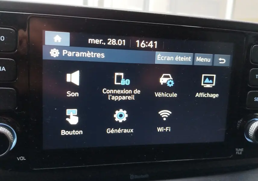 Écran tactile central du Hyundai Bayon 2022 affichant le menu des paramètres avec options son, Wi-Fi et véhicule.