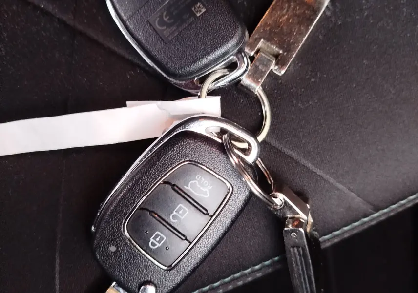 Je ne vois pas de véhicule sur cette image, mais un jeu de clés Hyundai posé sur un siège noir.