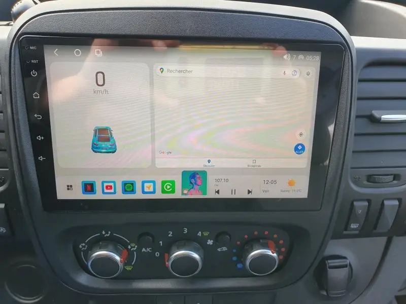 Écran tactile central avec interface multimédia et commandes de climatisation dans le tableau de bord du Renault Trafic blanc.