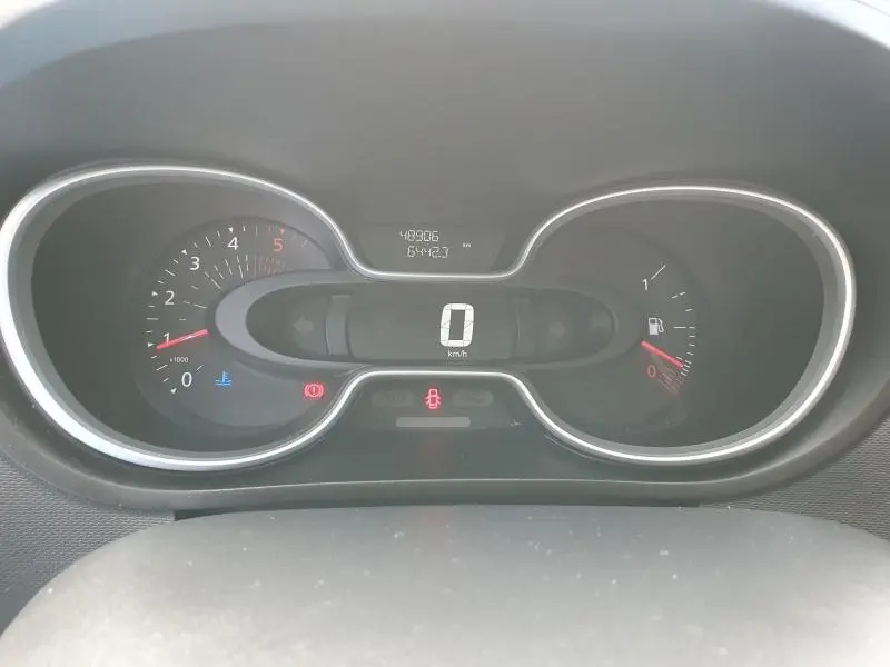 Vue rapprochée du tableau de bord numérique du Renault Trafic Fourgon blanc, affichant la vitesse à 0 km/h.