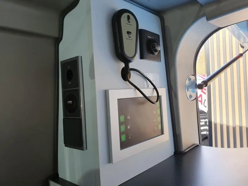 Détail intérieur du tableau de bord blanc glacier du Renault Trafic Fourgon L2H1 avec écran tactile et commandes intégrées.
