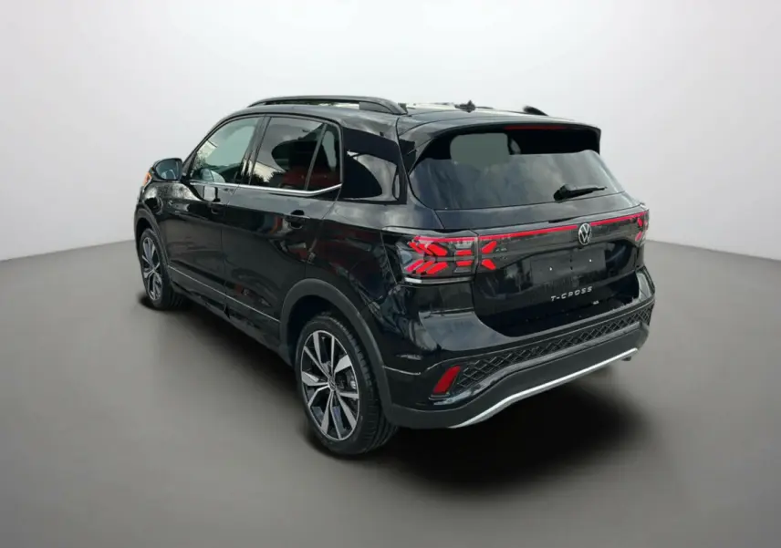 Volkswagen T-Cross noir intense en 3/4 arrière droit, avec feux LED et jantes alu 18 pouces visibles.
