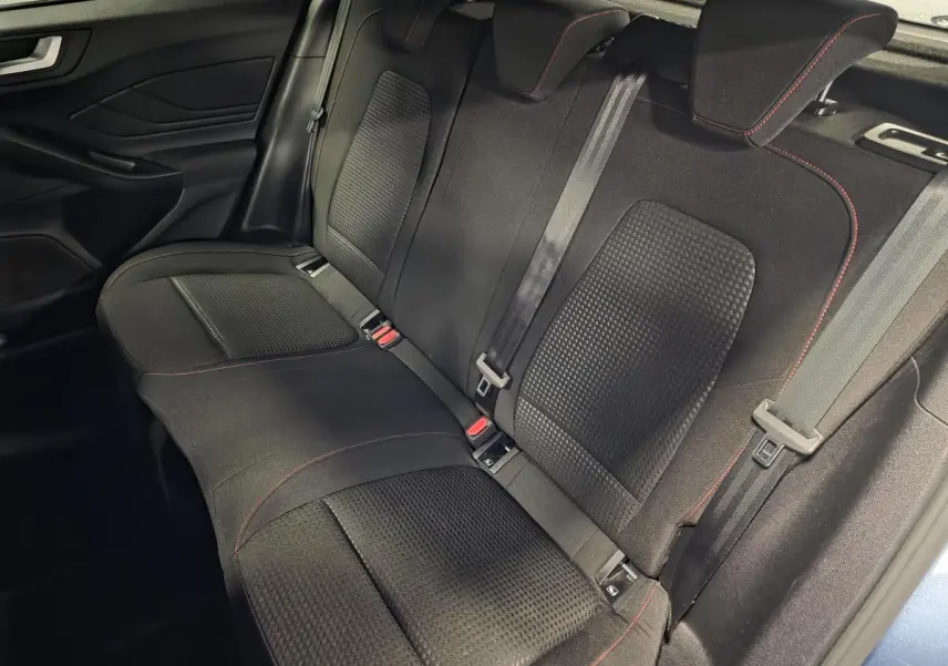 Vue intérieure de la banquette arrière noire avec surpiqûres rouges de la Ford Focus ST Line 2024, côté droit.