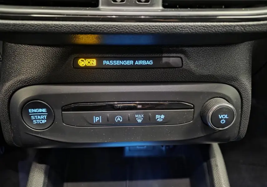 Vue rapprochée du tableau de bord de la Ford Focus 2024, montrant les commandes de démarrage, volume et aides à la conduite.