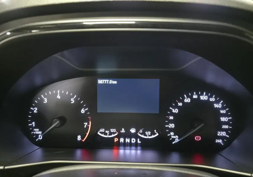 Combiné d'instrumentation numérique de la Ford Focus 2024, affichant 56 777 km et indicateurs lumineux actifs.