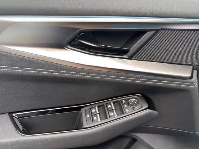 Détail de la porte côté conducteur du Renault Austral 2026, avec commandes électriques et finition noire élégante.