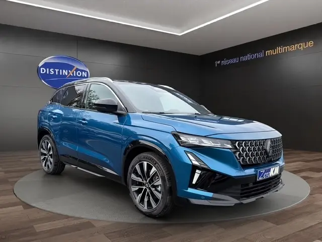 Renault Austral bleu bi-ton en vue 3/4 avant droit, avec calandre RS distinctive et jantes alliage.