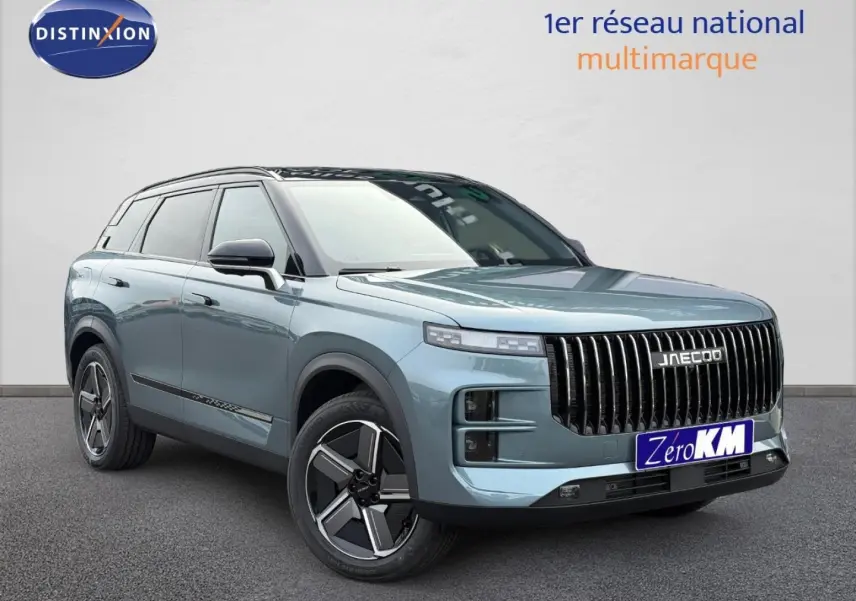 SUV JAECOO J7 olive gris métal vu en 3/4 avant droit avec toit noir et calandre verticale marquée.