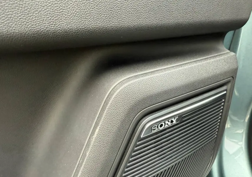 Détail du haut-parleur Sony intégré dans la porte côté droit du JAECOO J7 Olive Grey Métal.