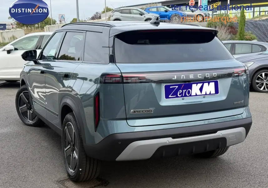 Vue 3/4 arrière du SUV JAECOO J7 hybride rechargeable en Olive Grey Métal avec toit noir et feux arrière LED.