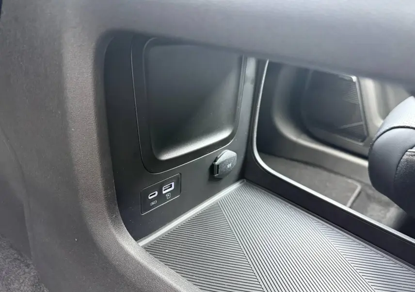 Détail de la console centrale côté passager avec prises USB et prise 12V dans le JAECOO J7 hybride 2026.