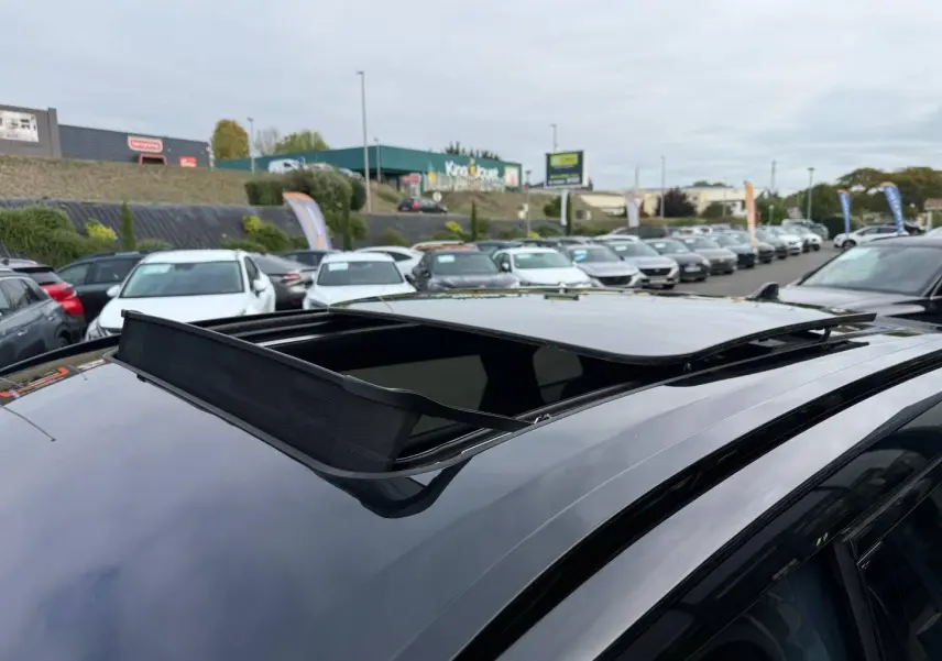 Toit ouvrant panoramique ouvert sur le dessus d'un JAECOO J7 Olive Grey Métal avec toit Carbon Crys Black, vue en plongée.