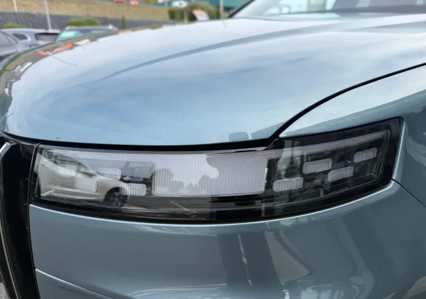 Gros plan sur le phare avant droit du JAECOO J7 en Olive Grey Métal avec détails LED distinctifs.