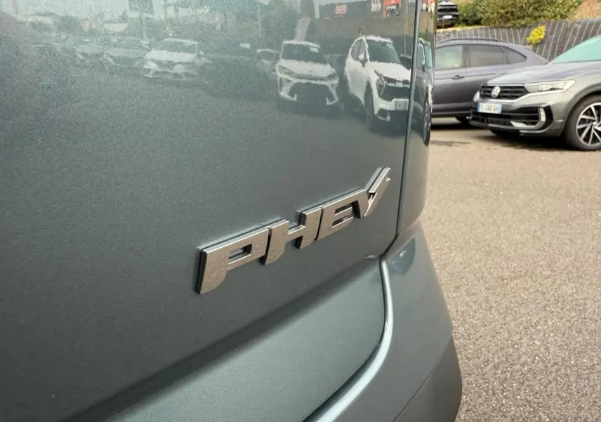 Gros plan sur l'arrière olive grey métal d'un JAECOO J7 hybride rechargeable avec badge PHEV visible.