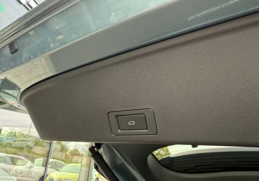 Bouton d'ouverture électrique du coffre sur la partie intérieure du hayon d'un JAECOO J7 Olive Grey Métal.