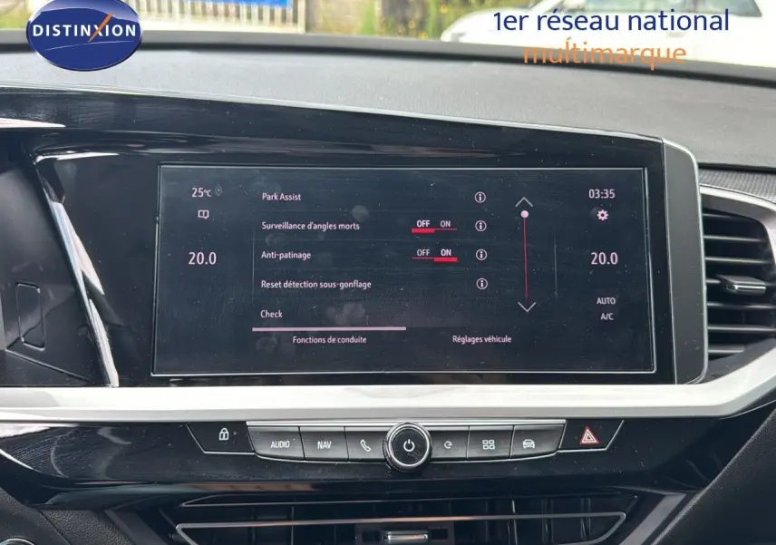 Écran tactile central du tableau de bord de l'Opel Grandland noir 2024 affichant les réglages d'assistance à la conduite.