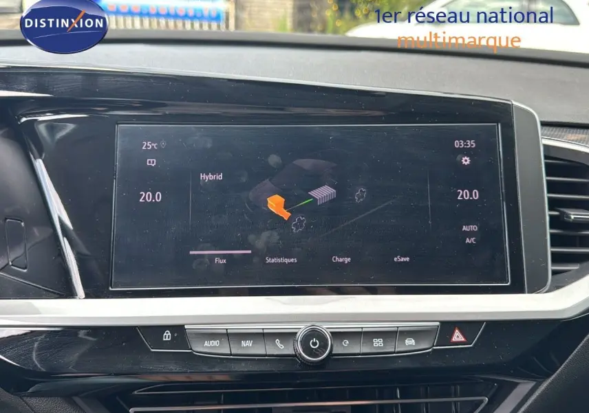 Écran tactile central affichant les informations hybrides dans l'habitacle noir de l'Opel Grandland 2024.