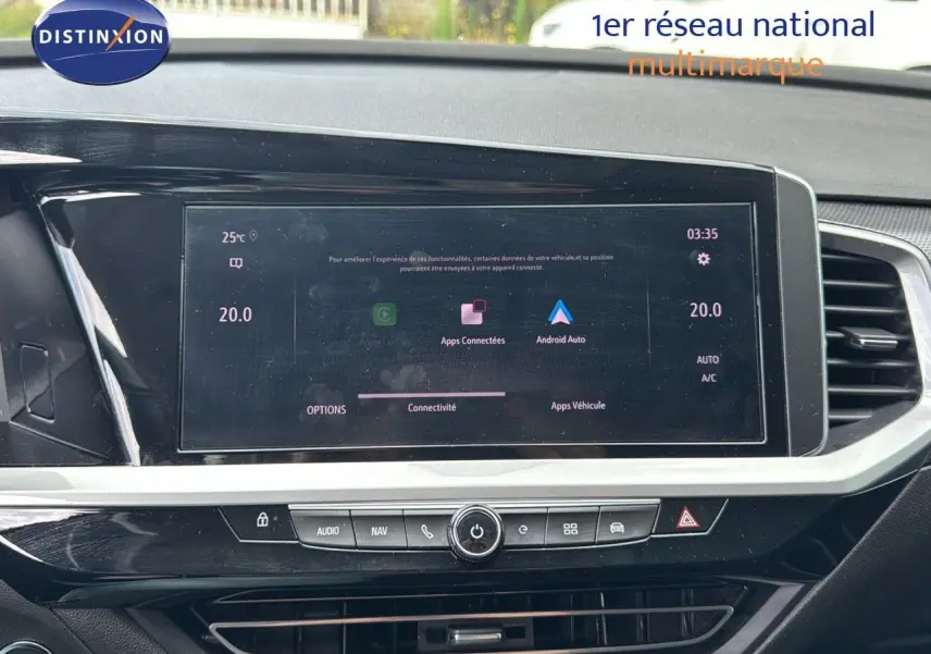 Écran tactile central du tableau de bord de l'Opel Grandland noir 2024, affichant Apple CarPlay et Android Auto