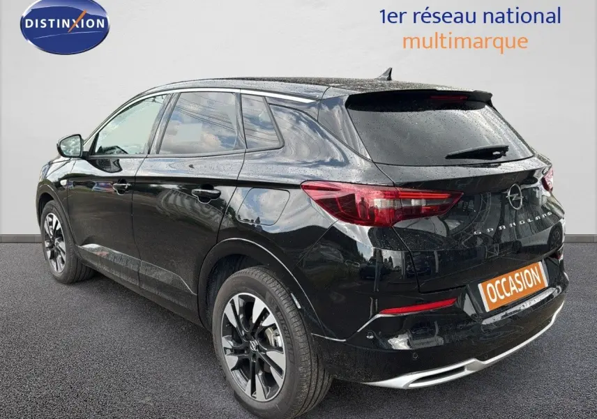 Opel Grandland hybride rechargeable noir vu en 3/4 arrière droit avec jantes biton et feux arrière LED.