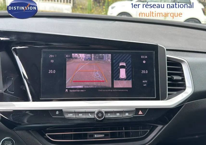 Écran central affichant la caméra de recul et la vue 360° dans l'habitacle noir de l'Opel Grandland hybride 2024.