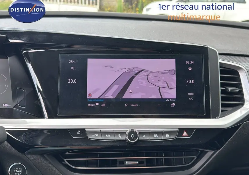 Tableau de bord noir d’Opel Grandland 2024 avec écran tactile affichant navigation et commandes centrales.