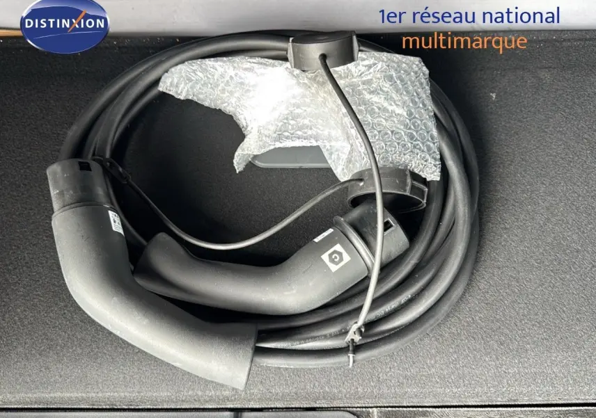 Câble de recharge noir enroulé dans le coffre d'un Opel Grandland hybride rechargeable 2024.
