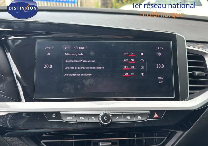 Écran tactile central du tableau de bord de l'Opel Grandland noir, affichant les réglages de sécurité active.