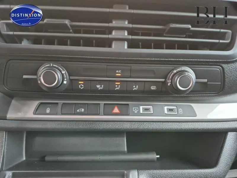 Tableau de bord du Citroën Jumpy Fourgon XL 2025, vue frontale du panneau de climatisation et commandes grises et noires