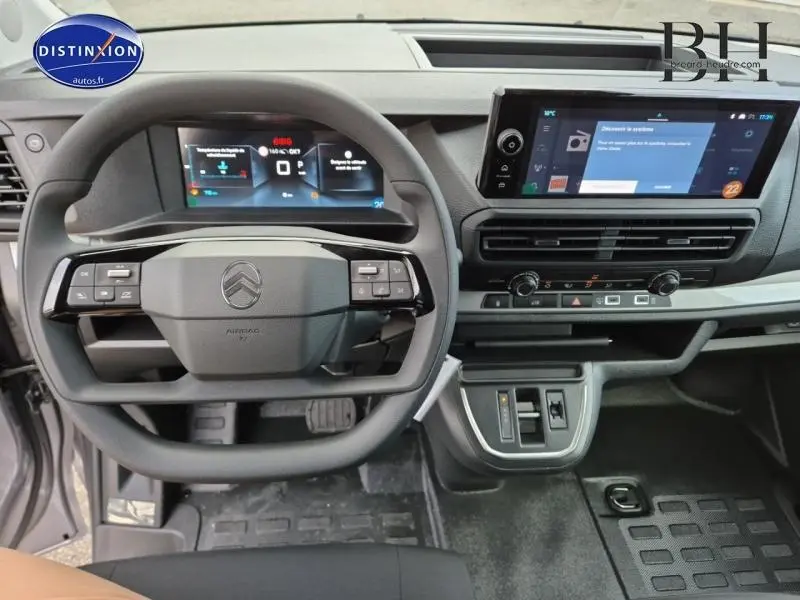 Vue intérieure du tableau de bord et volant du Citroën Jumpy Fourgon XL gris acier métal avec écran tactile et commandes au volant.
