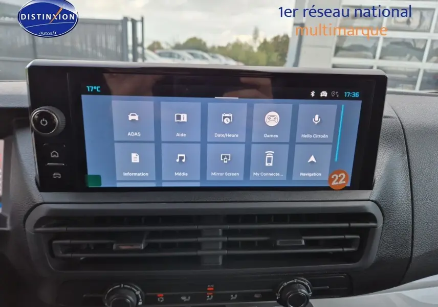 Écran tactile central du tableau de bord du Citroën Jumpy XL 2025, affichant les options multimédia et navigation.