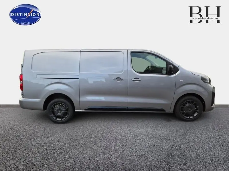 Profil droit du Citroën Jumpy Fourgon XL 2025 gris acier métal avec porte latérale coulissante et jantes noires.