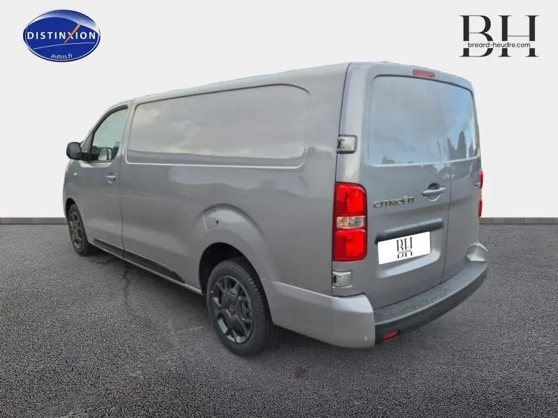 Vue 3/4 arrière droite d'un Citroën Jumpy Fourgon XL gris acier métal avec portes arrière pleines et jantes noires.