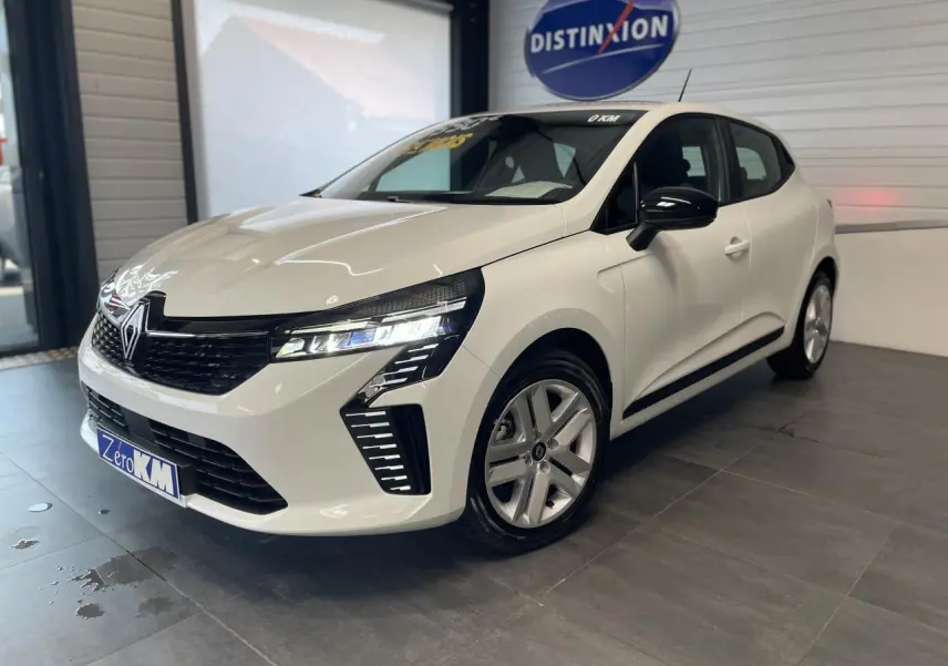 Renault Clio 2025 blanc Glacier vue 3/4 avant droit avec phares LED et jantes alliage 16 pouces.