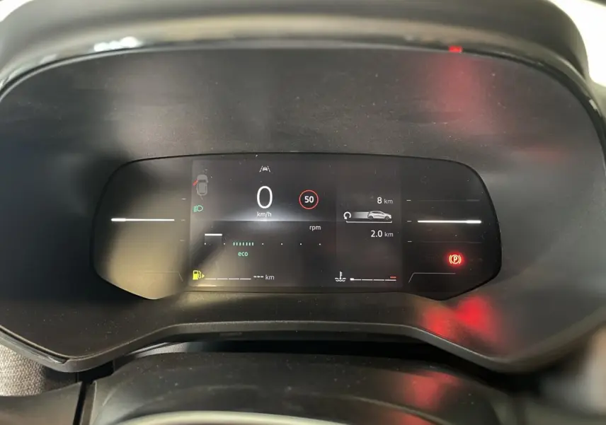 Tableau de bord numérique de la Renault Clio 2025 affichant la vitesse à 0 km/h et alertes actives.