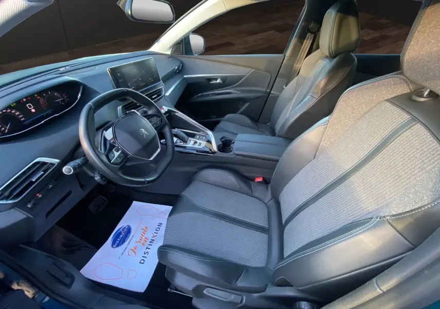 Vue intérieure avant droite du Peugeot 3008 2021 avec sièges tissu et cuir gris noir, volant multifonction et écran tactile.