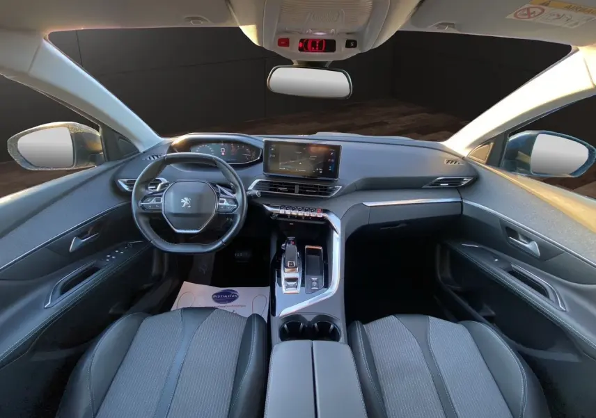 Vue intérieure avant du Peugeot 3008 2021 avec tableau de bord moderne et sièges tissu gris noir.