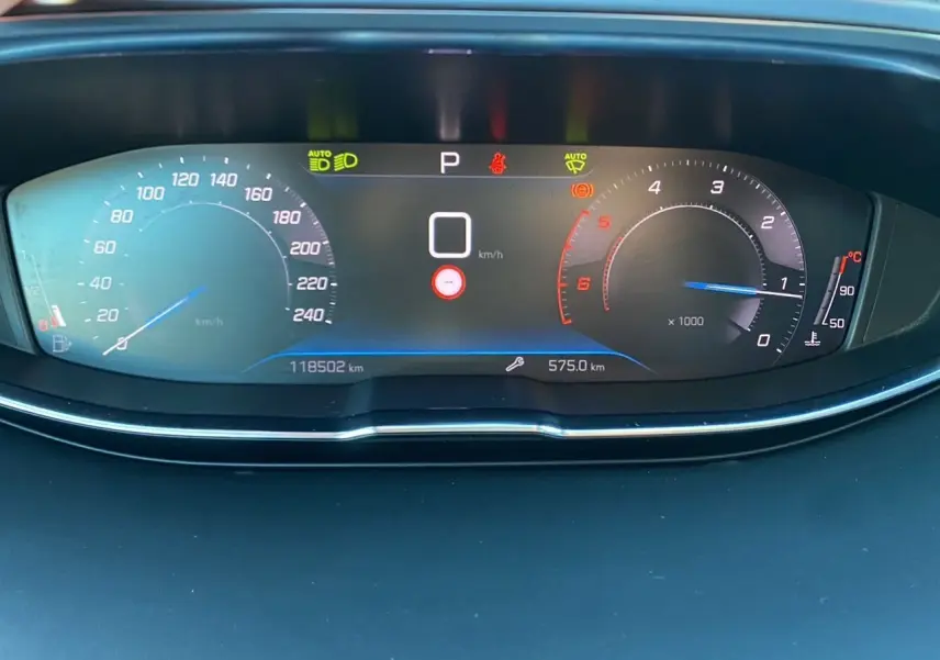 Tableau de bord numérique du Peugeot 3008 Bleu Celebes, affichant la vitesse, le compte-tours et les voyants au centre.