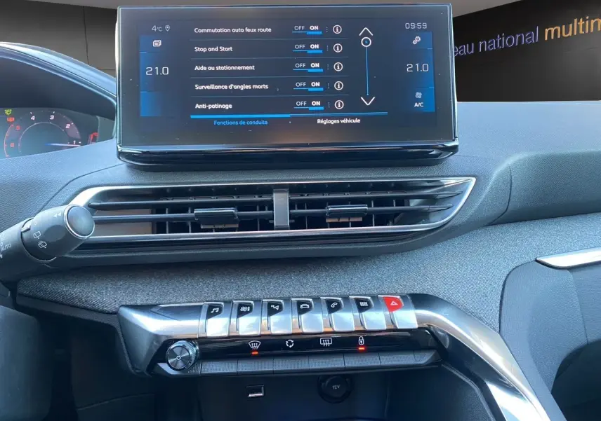 Vue intérieure du tableau de bord du Peugeot 3008 Bleu Célèbes 2021, avec écran tactile et commandes piano visibles.