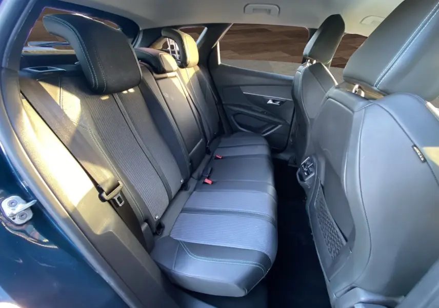 Vue intérieure côté gauche des sièges arrière en cuir et tissu gris noir du Peugeot 3008 Bleu Célèbes 2021.